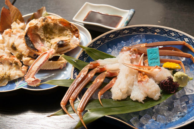 味処　髙﨑では、金沢名物「加能ガニ」のお刺身と焼きガニを楽しめます。